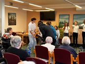 Setk&aacute;n&iacute; generac&iacute; v domově seniorů